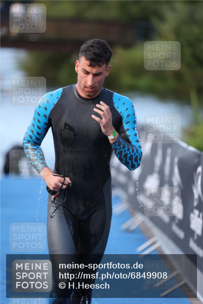 25.08.2024 - Elbe Triathlon Hamburg H.Heesch http://msf.ph/oto/6849908 25.08.2024 08:57:26 Schwimmen 141, 205, 245 meine-sportfotos.de