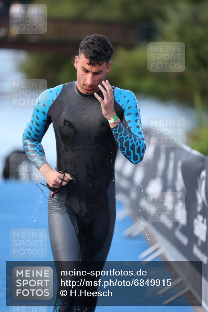 25.08.2024 - Elbe Triathlon Hamburg H.Heesch http://msf.ph/oto/6849915 25.08.2024 08:57:26 Schwimmen 141, 205, 245 meine-sportfotos.de