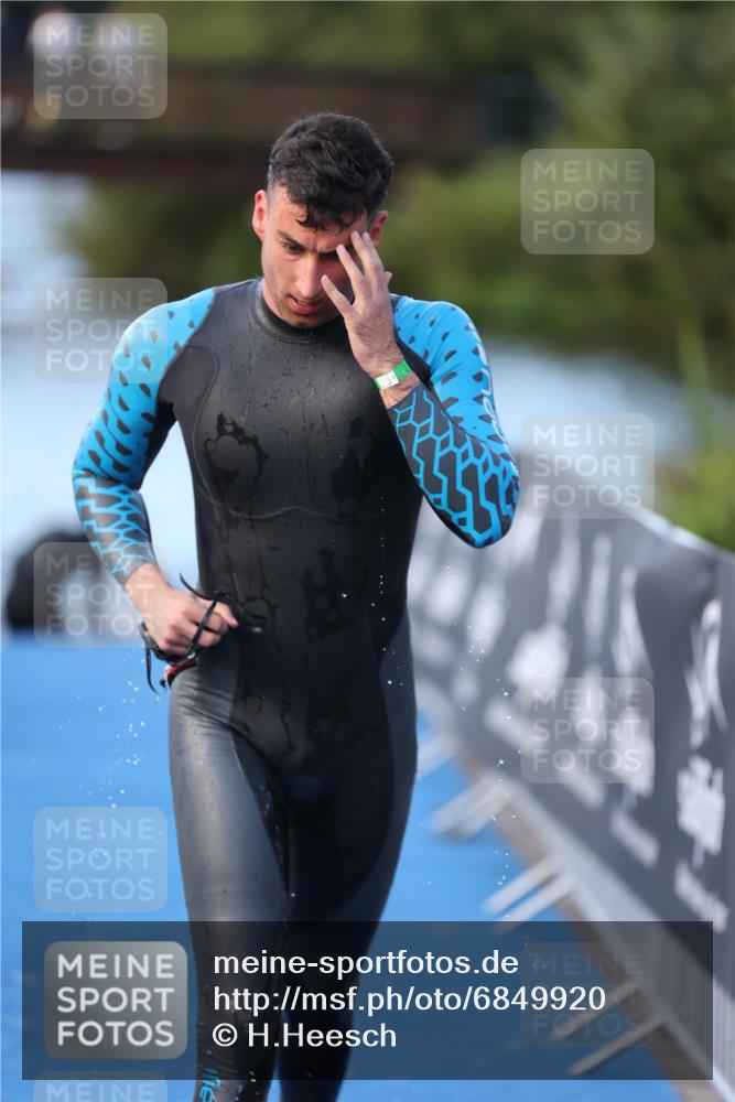 25.08.2024 - Elbe Triathlon Hamburg H.Heesch http://msf.ph/oto/6849920 25.08.2024 08:57:26 Schwimmen 141, 205, 245 meine-sportfotos.de