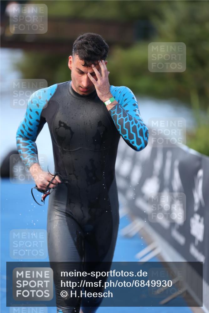 25.08.2024 - Elbe Triathlon Hamburg H.Heesch http://msf.ph/oto/6849930 25.08.2024 08:57:26 Schwimmen 141, 205, 245 meine-sportfotos.de