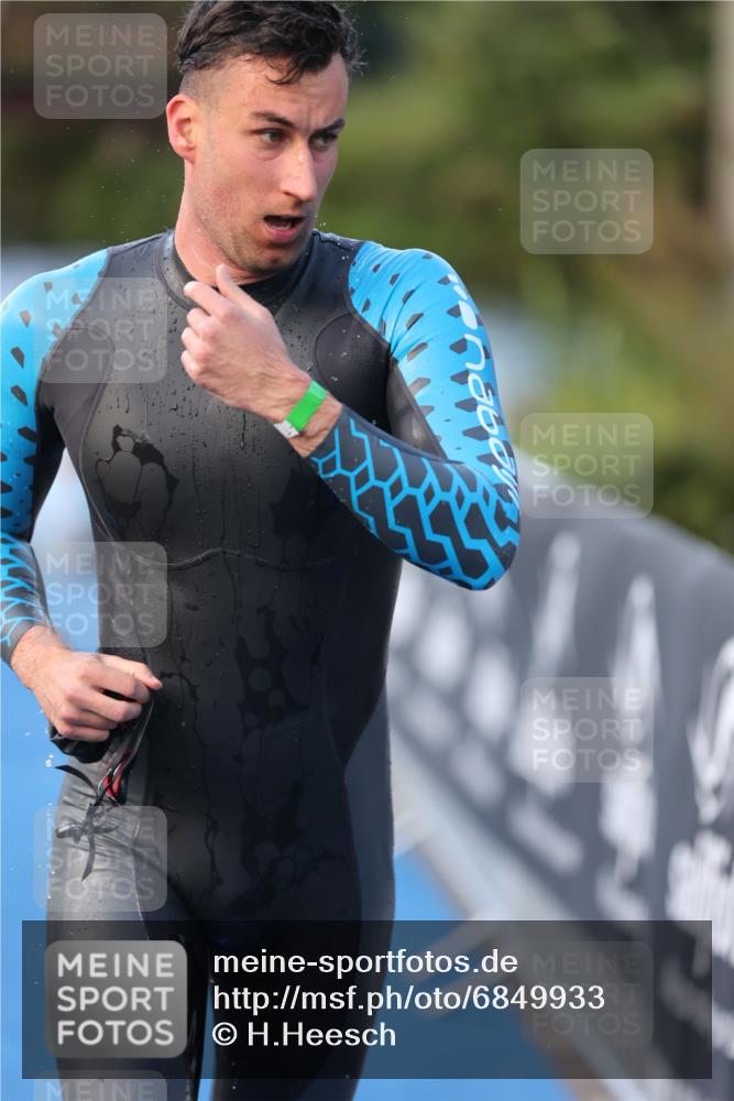 25.08.2024 - Elbe Triathlon Hamburg H.Heesch http://msf.ph/oto/6849933 25.08.2024 08:57:27 Schwimmen 141, 205, 245 meine-sportfotos.de