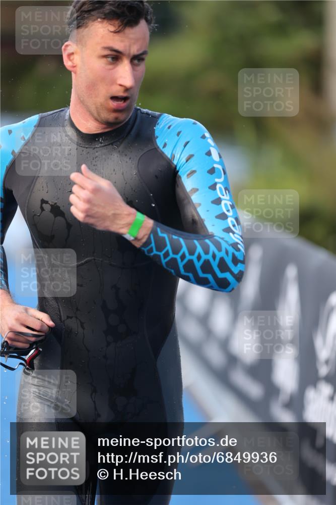 25.08.2024 - Elbe Triathlon Hamburg H.Heesch http://msf.ph/oto/6849936 25.08.2024 08:57:27 Schwimmen 141, 205, 245 meine-sportfotos.de