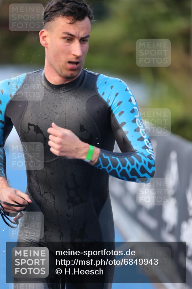 25.08.2024 - Elbe Triathlon Hamburg H.Heesch http://msf.ph/oto/6849943 25.08.2024 08:57:27 Schwimmen 141, 205, 245 meine-sportfotos.de
