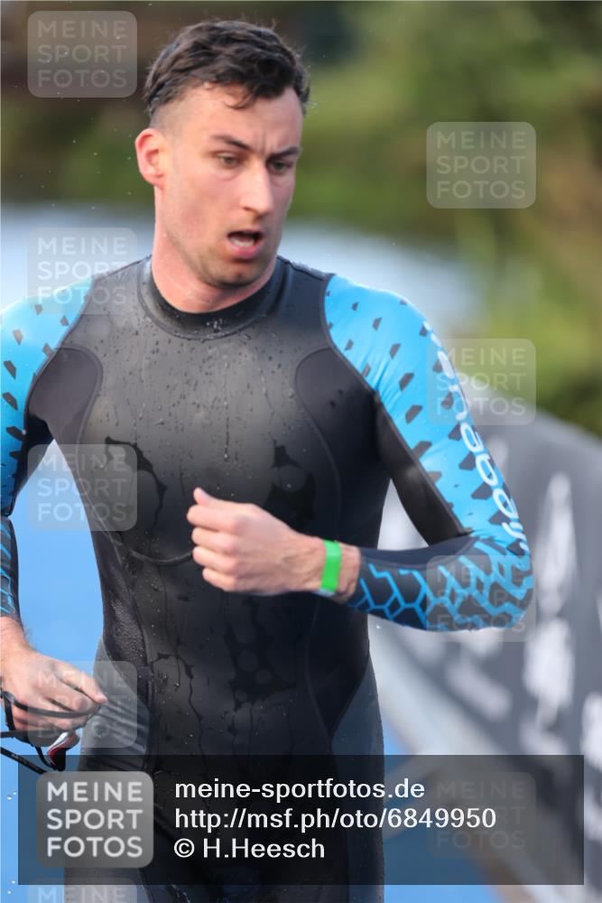 25.08.2024 - Elbe Triathlon Hamburg H.Heesch http://msf.ph/oto/6849950 25.08.2024 08:57:27 Schwimmen 141, 205, 245 meine-sportfotos.de