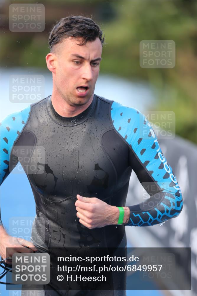 25.08.2024 - Elbe Triathlon Hamburg H.Heesch http://msf.ph/oto/6849957 25.08.2024 08:57:27 Schwimmen 141, 205, 245 meine-sportfotos.de