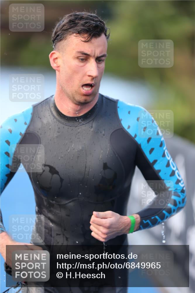 25.08.2024 - Elbe Triathlon Hamburg H.Heesch http://msf.ph/oto/6849965 25.08.2024 08:57:27 Schwimmen 141, 205, 245 meine-sportfotos.de