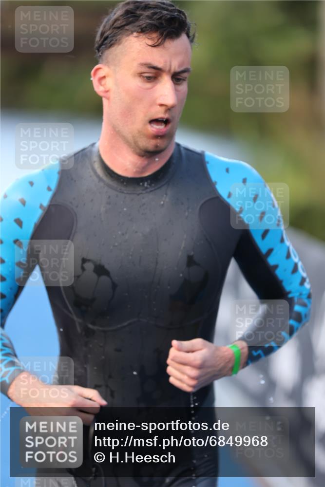25.08.2024 - Elbe Triathlon Hamburg H.Heesch http://msf.ph/oto/6849968 25.08.2024 08:57:27 Schwimmen 141, 205, 245 meine-sportfotos.de