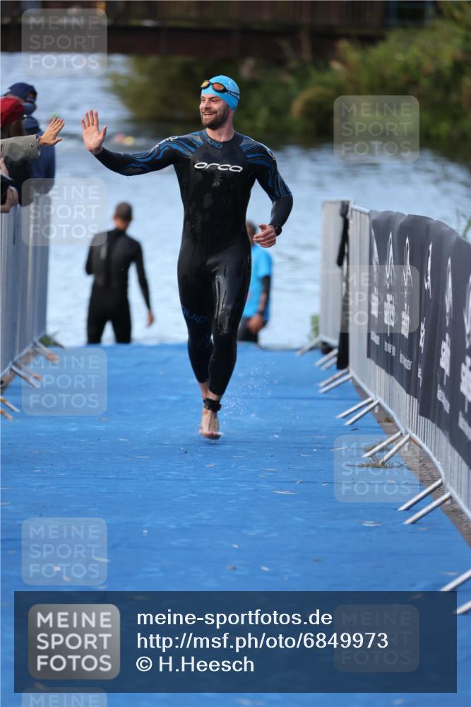25.08.2024 - Elbe Triathlon Hamburg H.Heesch http://msf.ph/oto/6849973 25.08.2024 08:57:34 Schwimmen 205, 245 meine-sportfotos.de