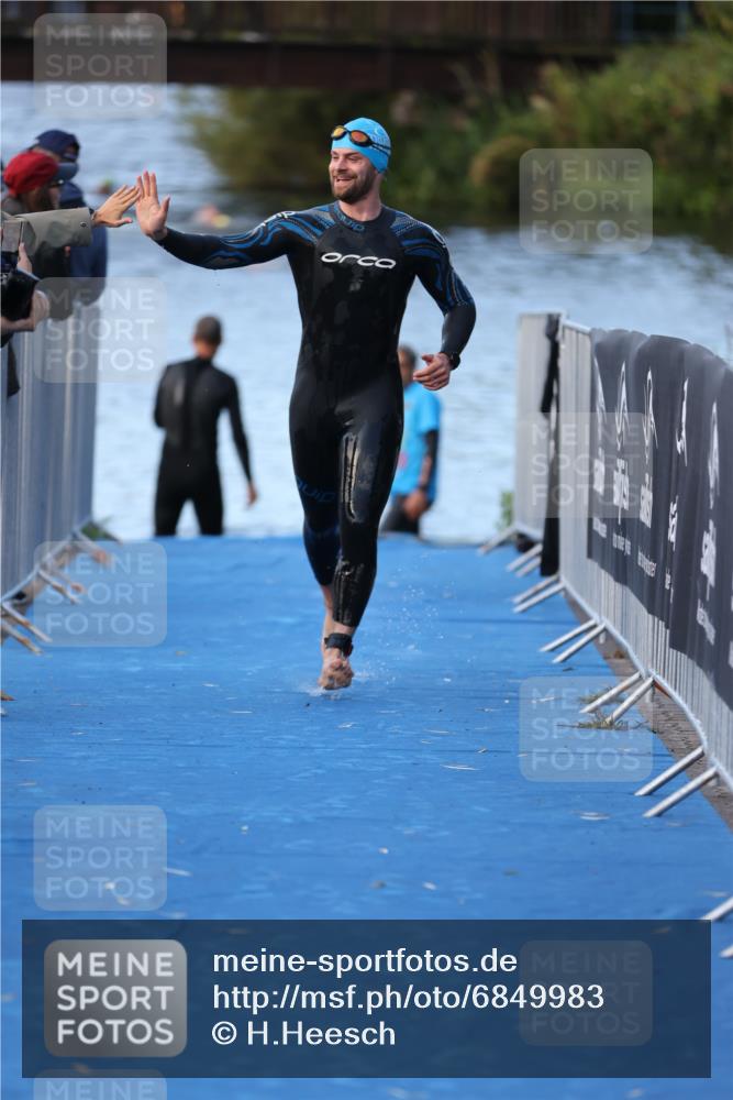 25.08.2024 - Elbe Triathlon Hamburg H.Heesch http://msf.ph/oto/6849983 25.08.2024 08:57:34 Schwimmen 205, 245 meine-sportfotos.de