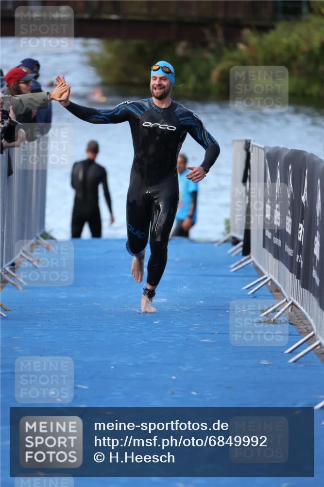 25.08.2024 - Elbe Triathlon Hamburg H.Heesch http://msf.ph/oto/6849992 25.08.2024 08:57:34 Schwimmen 205, 245 meine-sportfotos.de