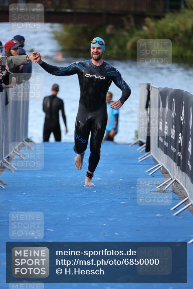 25.08.2024 - Elbe Triathlon Hamburg H.Heesch http://msf.ph/oto/6850000 25.08.2024 08:57:34 Schwimmen 205, 245 meine-sportfotos.de