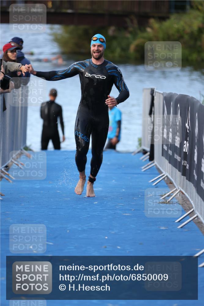 25.08.2024 - Elbe Triathlon Hamburg H.Heesch http://msf.ph/oto/6850009 25.08.2024 08:57:34 Schwimmen 205, 245 meine-sportfotos.de