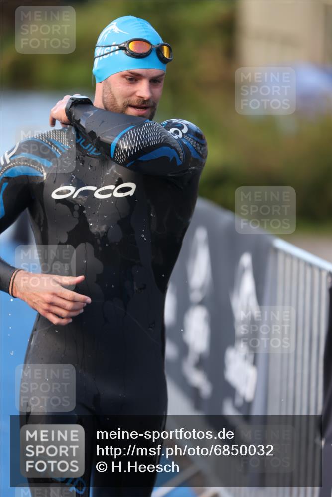25.08.2024 - Elbe Triathlon Hamburg H.Heesch http://msf.ph/oto/6850032 25.08.2024 08:57:38 Schwimmen 205, 245 meine-sportfotos.de