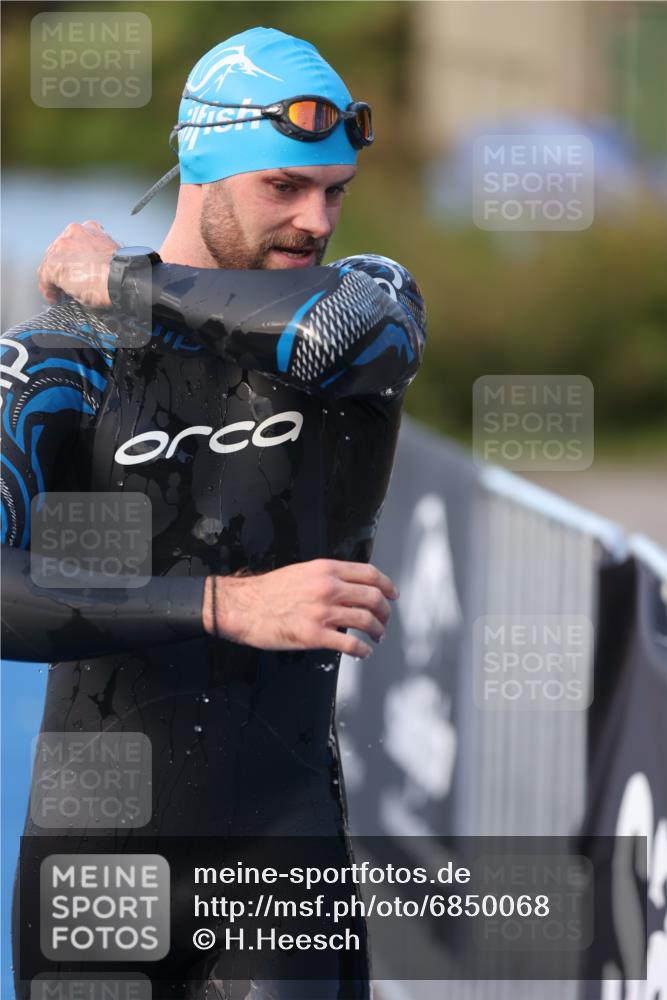 25.08.2024 - Elbe Triathlon Hamburg H.Heesch http://msf.ph/oto/6850068 25.08.2024 08:57:38 Schwimmen 205, 245 meine-sportfotos.de