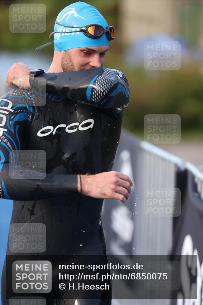 25.08.2024 - Elbe Triathlon Hamburg H.Heesch http://msf.ph/oto/6850075 25.08.2024 08:57:38 Schwimmen 205, 245 meine-sportfotos.de