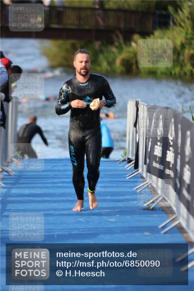 25.08.2024 - Elbe Triathlon Hamburg H.Heesch http://msf.ph/oto/6850090 25.08.2024 08:58:17 Schwimmen 236, 243, 303, 308 meine-sportfotos.de