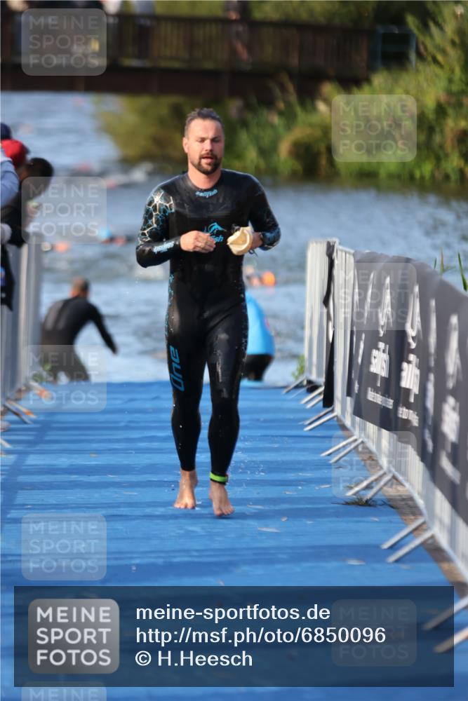 25.08.2024 - Elbe Triathlon Hamburg H.Heesch http://msf.ph/oto/6850096 25.08.2024 08:58:17 Schwimmen 236, 243, 303, 308 meine-sportfotos.de