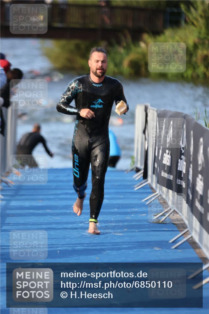 25.08.2024 - Elbe Triathlon Hamburg H.Heesch http://msf.ph/oto/6850110 25.08.2024 08:58:17 Schwimmen 236, 243, 303, 308 meine-sportfotos.de