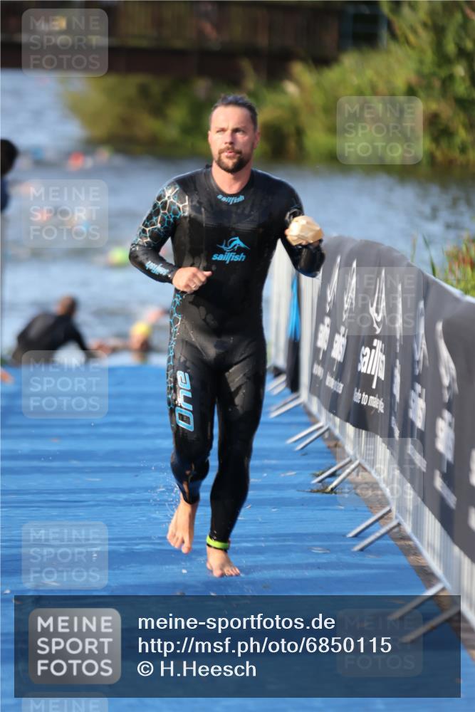 25.08.2024 - Elbe Triathlon Hamburg H.Heesch http://msf.ph/oto/6850115 25.08.2024 08:58:18 Schwimmen 236, 243, 303, 308 meine-sportfotos.de