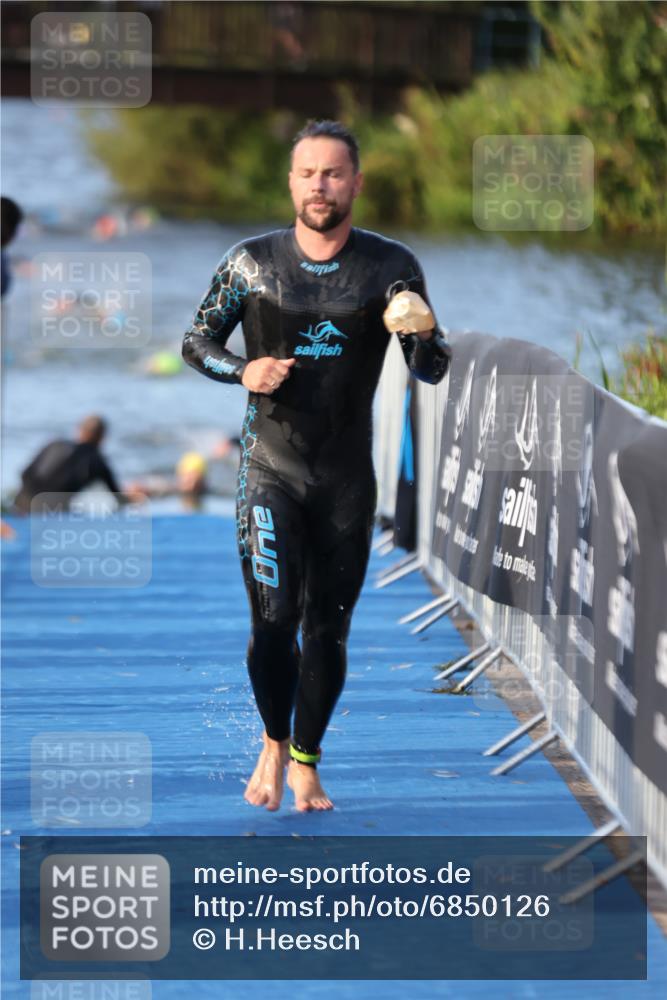 25.08.2024 - Elbe Triathlon Hamburg H.Heesch http://msf.ph/oto/6850126 25.08.2024 08:58:18 Schwimmen 236, 243, 303, 308 meine-sportfotos.de