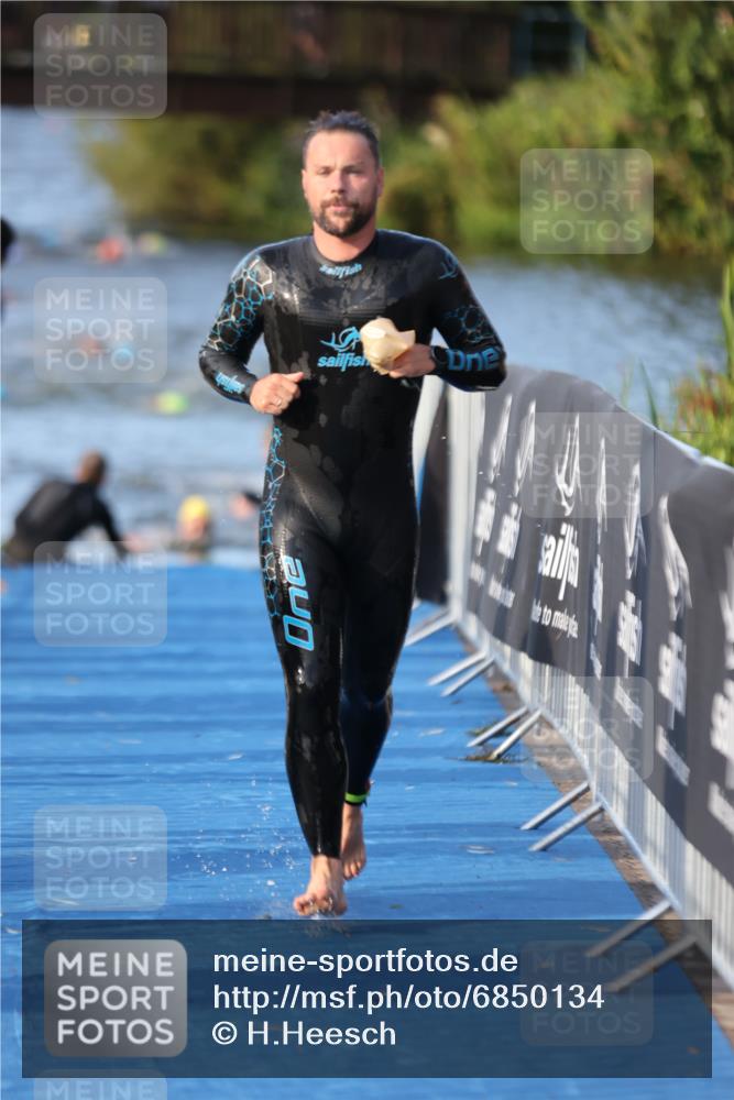 25.08.2024 - Elbe Triathlon Hamburg H.Heesch http://msf.ph/oto/6850134 25.08.2024 08:58:18 Schwimmen 236, 243, 303, 308 meine-sportfotos.de