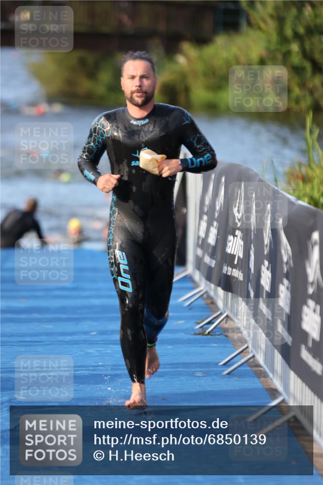 25.08.2024 - Elbe Triathlon Hamburg H.Heesch http://msf.ph/oto/6850139 25.08.2024 08:58:18 Schwimmen 236, 243, 303, 308 meine-sportfotos.de