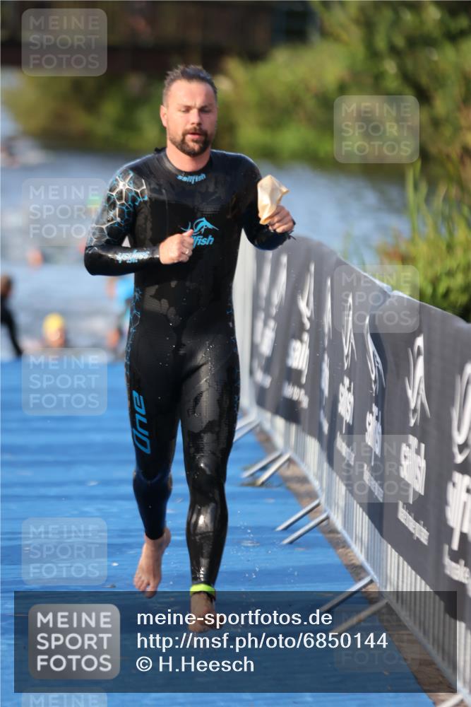 25.08.2024 - Elbe Triathlon Hamburg H.Heesch http://msf.ph/oto/6850144 25.08.2024 08:58:18 Schwimmen 236, 243, 303, 308 meine-sportfotos.de