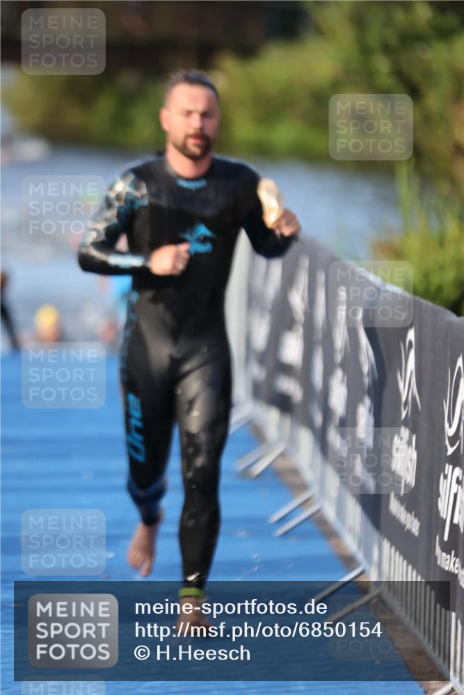 25.08.2024 - Elbe Triathlon Hamburg H.Heesch http://msf.ph/oto/6850154 25.08.2024 08:58:18 Schwimmen 236, 243, 303, 308 meine-sportfotos.de