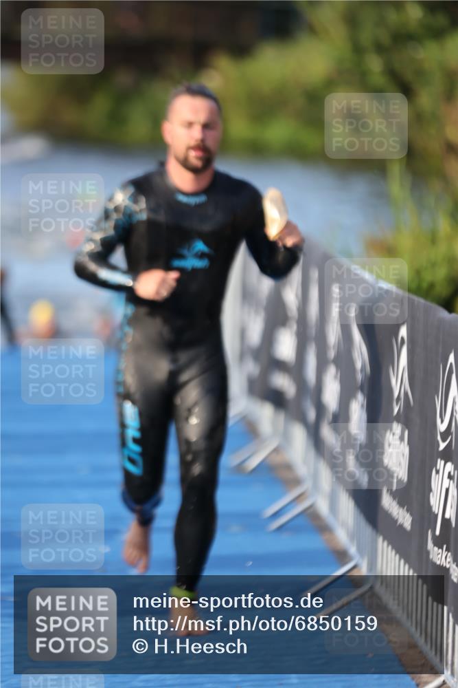 25.08.2024 - Elbe Triathlon Hamburg H.Heesch http://msf.ph/oto/6850159 25.08.2024 08:58:18 Schwimmen 236, 243, 303, 308 meine-sportfotos.de
