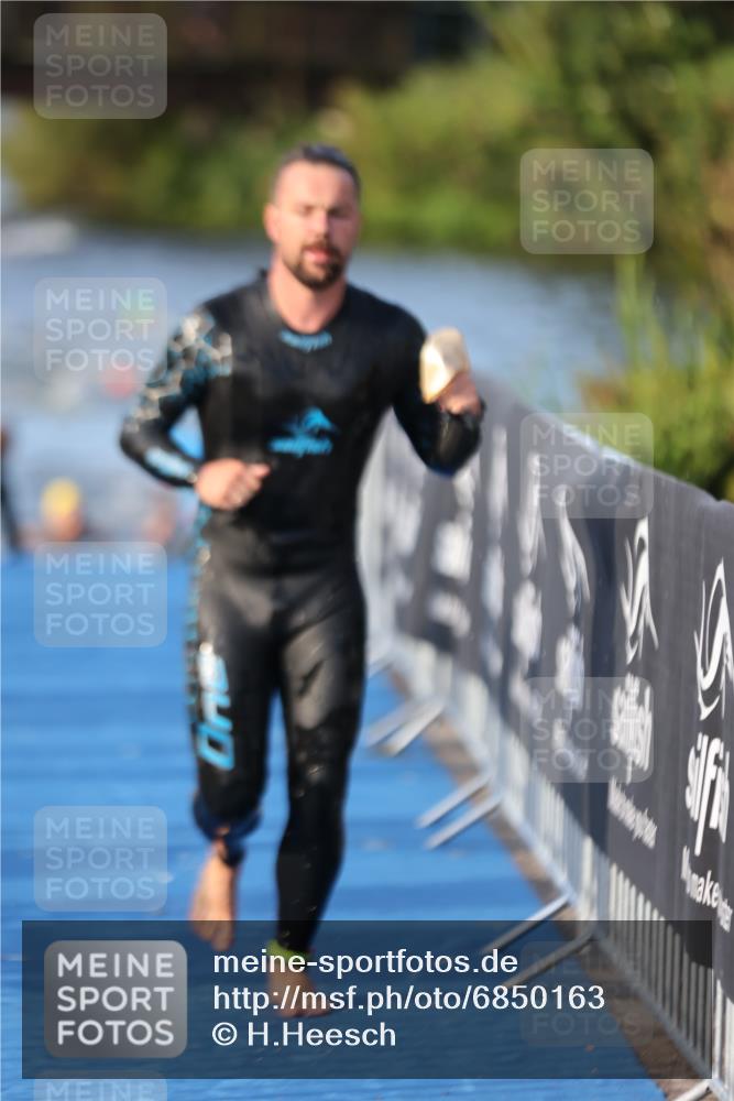 25.08.2024 - Elbe Triathlon Hamburg H.Heesch http://msf.ph/oto/6850163 25.08.2024 08:58:18 Schwimmen 236, 243, 303, 308 meine-sportfotos.de