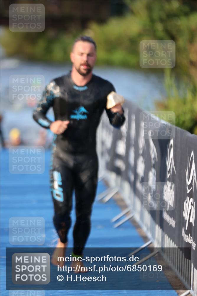 25.08.2024 - Elbe Triathlon Hamburg H.Heesch http://msf.ph/oto/6850169 25.08.2024 08:58:18 Schwimmen 236, 243, 303, 308 meine-sportfotos.de