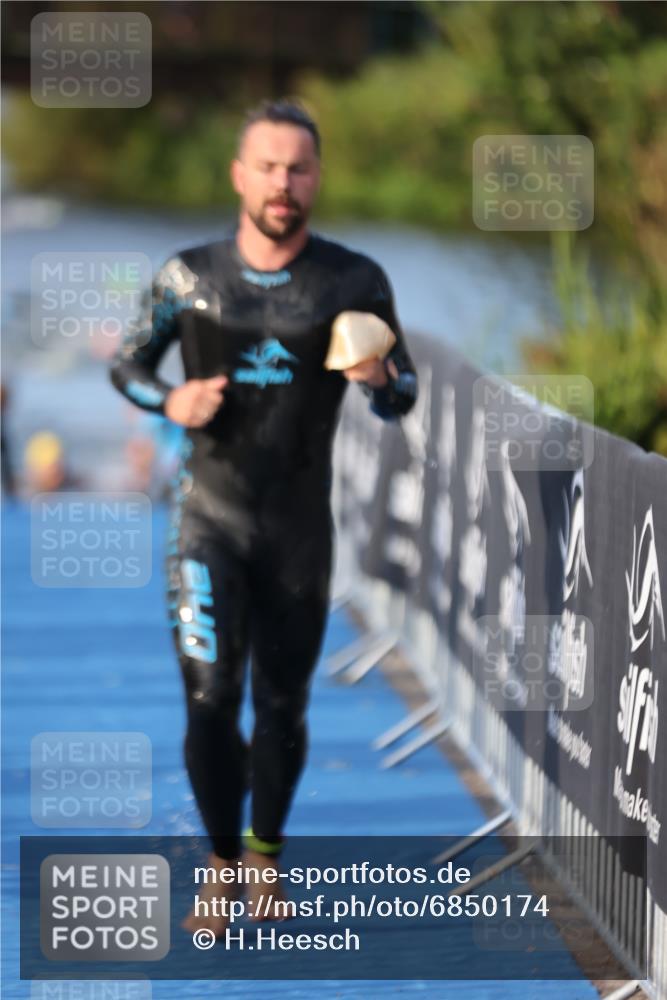 25.08.2024 - Elbe Triathlon Hamburg H.Heesch http://msf.ph/oto/6850174 25.08.2024 08:58:18 Schwimmen 236, 243, 303, 308 meine-sportfotos.de