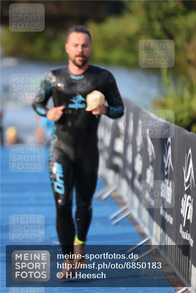 25.08.2024 - Elbe Triathlon Hamburg H.Heesch http://msf.ph/oto/6850183 25.08.2024 08:58:18 Schwimmen 236, 243, 303, 308 meine-sportfotos.de