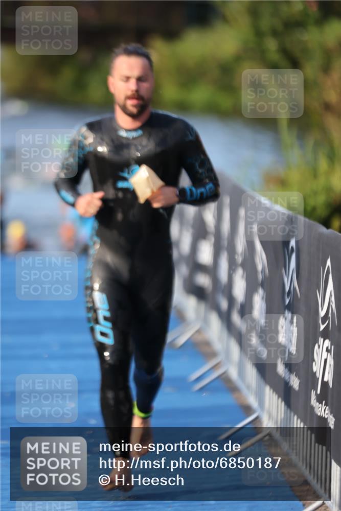 25.08.2024 - Elbe Triathlon Hamburg H.Heesch http://msf.ph/oto/6850187 25.08.2024 08:58:18 Schwimmen 236, 243, 303, 308 meine-sportfotos.de