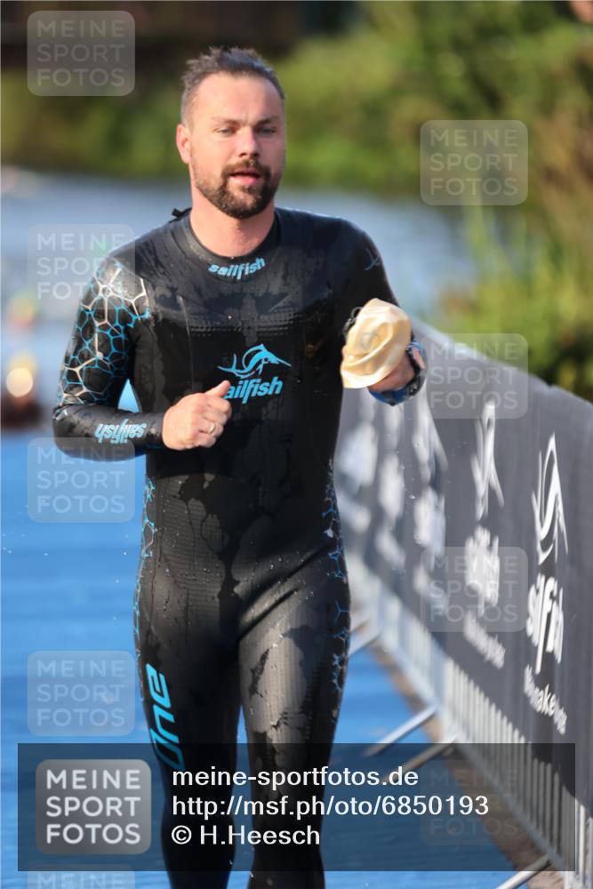 25.08.2024 - Elbe Triathlon Hamburg H.Heesch http://msf.ph/oto/6850193 25.08.2024 08:58:19 Schwimmen 236, 243, 303, 308 meine-sportfotos.de