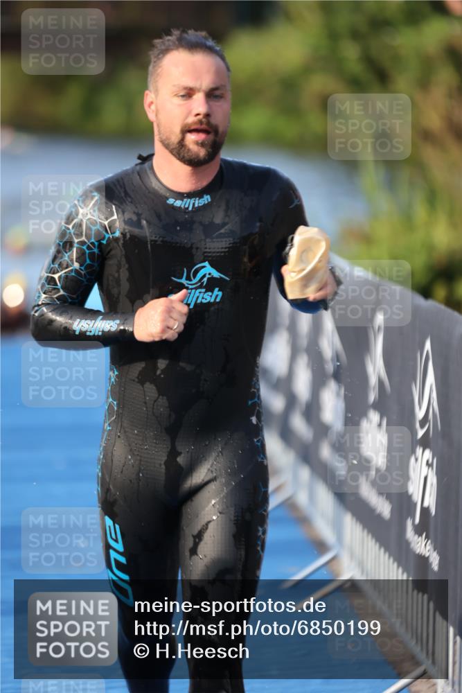 25.08.2024 - Elbe Triathlon Hamburg H.Heesch http://msf.ph/oto/6850199 25.08.2024 08:58:19 Schwimmen 236, 243, 303, 308 meine-sportfotos.de