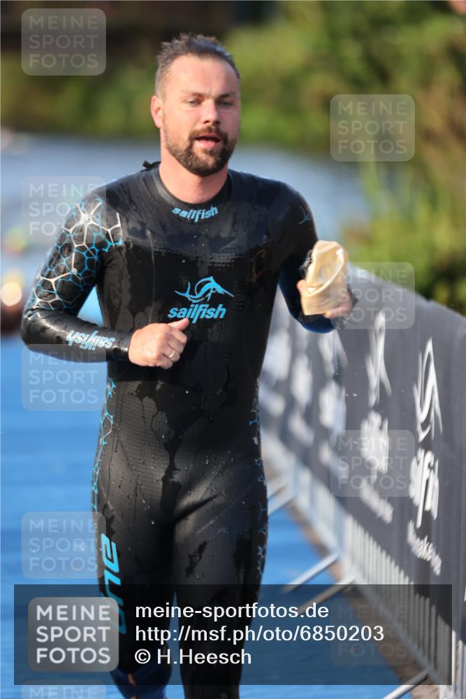 25.08.2024 - Elbe Triathlon Hamburg H.Heesch http://msf.ph/oto/6850203 25.08.2024 08:58:19 Schwimmen 236, 243, 303, 308 meine-sportfotos.de