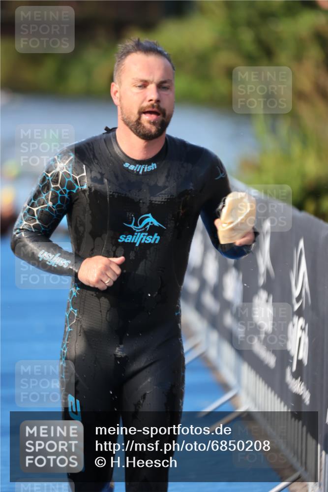 25.08.2024 - Elbe Triathlon Hamburg H.Heesch http://msf.ph/oto/6850208 25.08.2024 08:58:20 Schwimmen 236, 243, 303, 308 meine-sportfotos.de