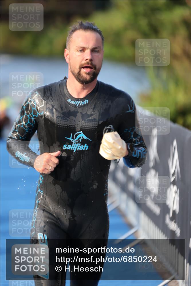 25.08.2024 - Elbe Triathlon Hamburg H.Heesch http://msf.ph/oto/6850224 25.08.2024 08:58:20 Schwimmen 236, 243, 303, 308 meine-sportfotos.de