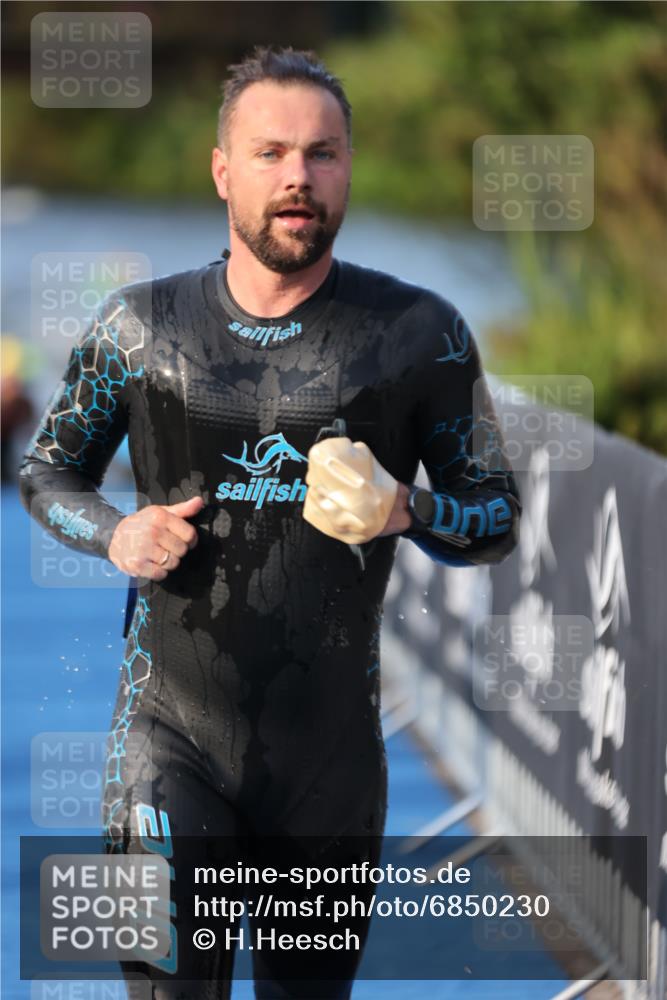 25.08.2024 - Elbe Triathlon Hamburg H.Heesch http://msf.ph/oto/6850230 25.08.2024 08:58:20 Schwimmen 236, 243, 303, 308 meine-sportfotos.de