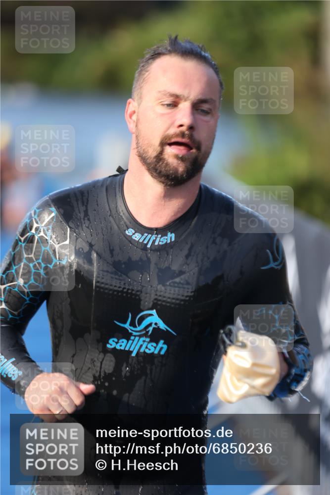 25.08.2024 - Elbe Triathlon Hamburg H.Heesch http://msf.ph/oto/6850236 25.08.2024 08:58:20 Schwimmen 236, 243, 303, 308 meine-sportfotos.de
