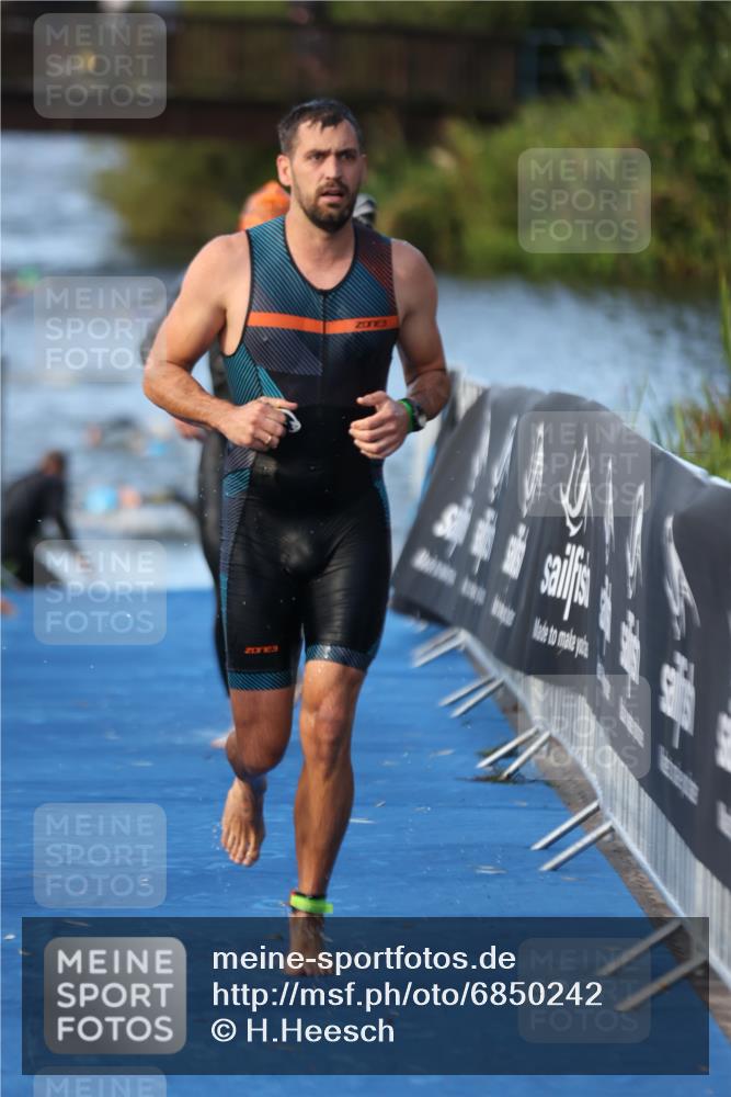 25.08.2024 - Elbe Triathlon Hamburg H.Heesch http://msf.ph/oto/6850242 25.08.2024 08:58:28 Schwimmen 208, 236, 241, 243, 303, 308, 313 meine-sportfotos.de