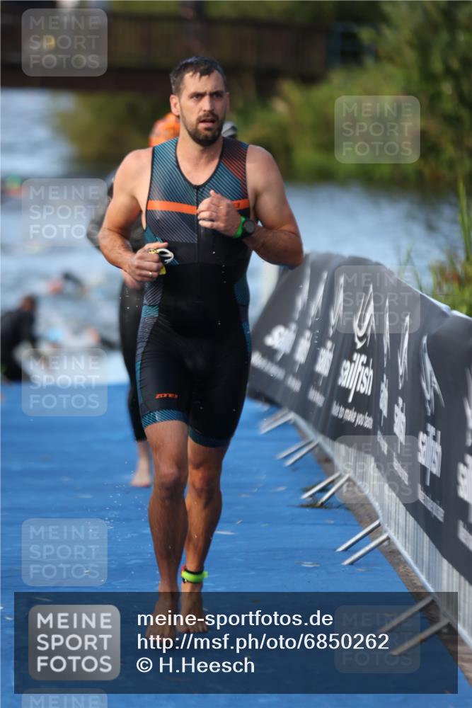 25.08.2024 - Elbe Triathlon Hamburg H.Heesch http://msf.ph/oto/6850262 25.08.2024 08:58:28 Schwimmen 208, 236, 241, 243, 303, 308, 313 meine-sportfotos.de