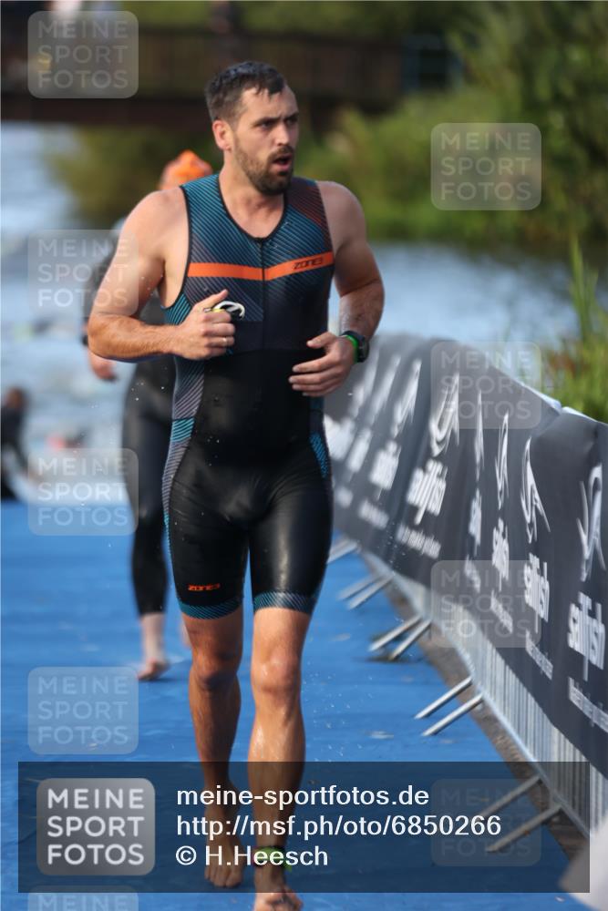 25.08.2024 - Elbe Triathlon Hamburg H.Heesch http://msf.ph/oto/6850266 25.08.2024 08:58:29 Schwimmen 208, 236, 241, 243, 303, 308, 313 meine-sportfotos.de