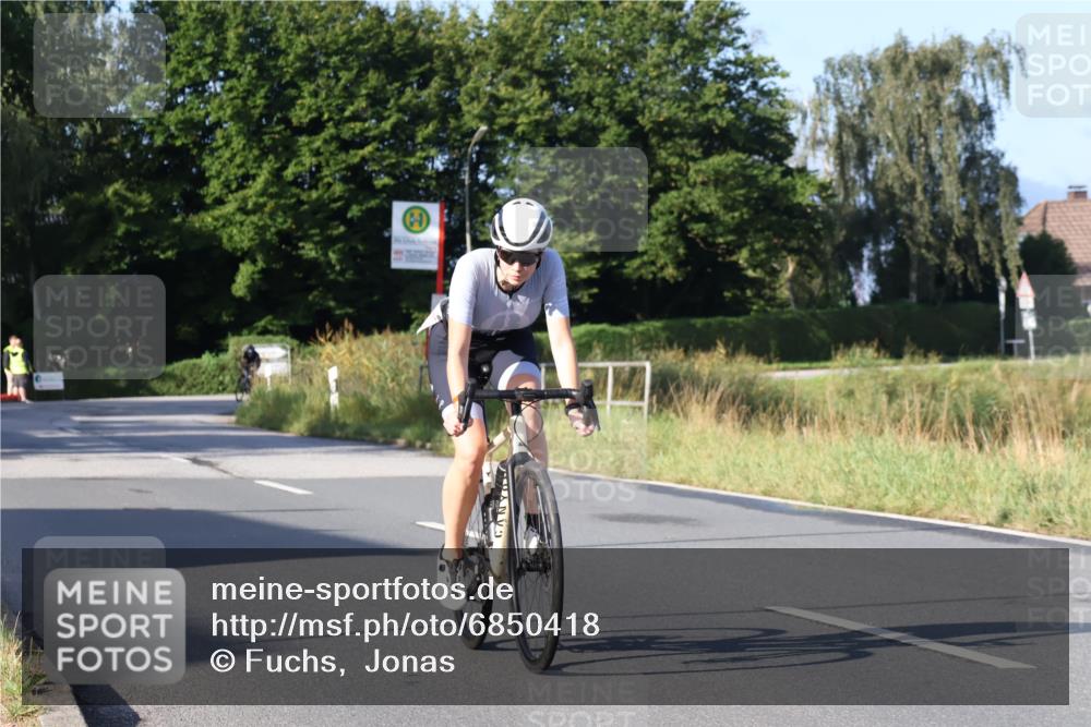 25.08.2024 - Elbe Triathlon Hamburg Fuchs,  Jonas http://msf.ph/oto/6850418 25.08.2024 09:13:38 Radfahren 124, 138, 55 meine-sportfotos.de