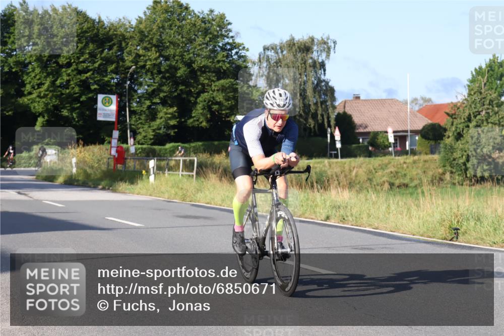 25.08.2024 - Elbe Triathlon Hamburg Fuchs,  Jonas http://msf.ph/oto/6850671 25.08.2024 09:14:03 Radfahren 286, 33, 317, 137, 114 meine-sportfotos.de