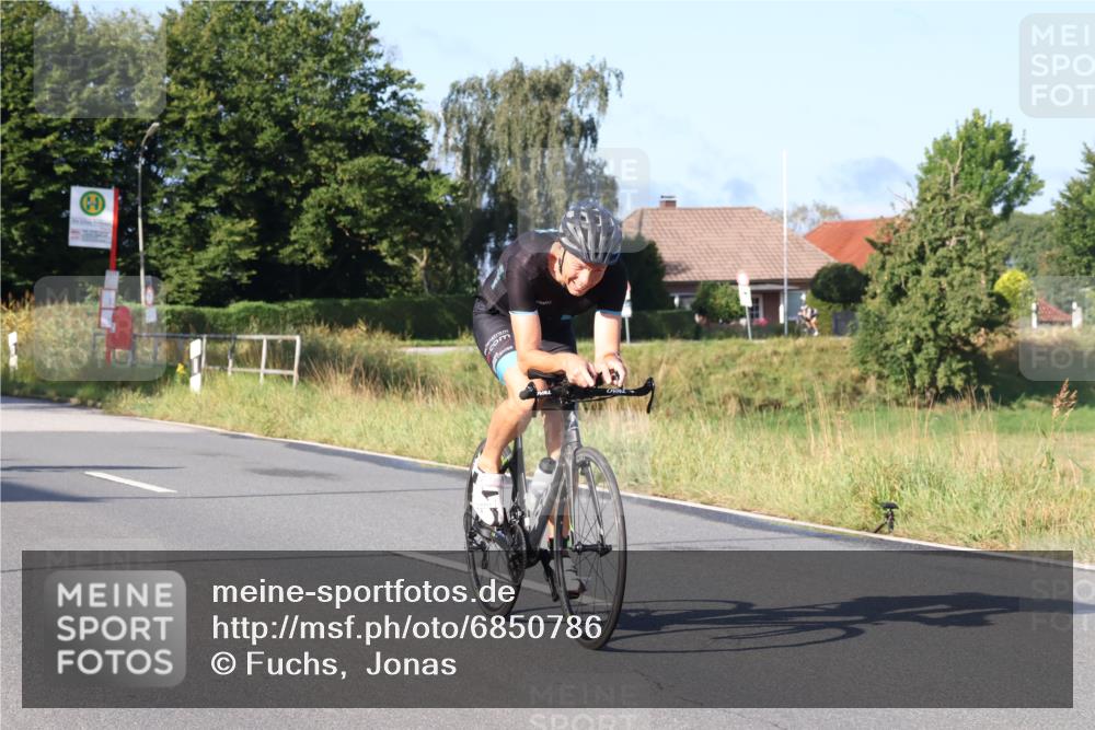 25.08.2024 - Elbe Triathlon Hamburg Fuchs,  Jonas http://msf.ph/oto/6850786 25.08.2024 09:14:10 Radfahren 137, 114, 163, 385, 271, 305, 175 meine-sportfotos.de