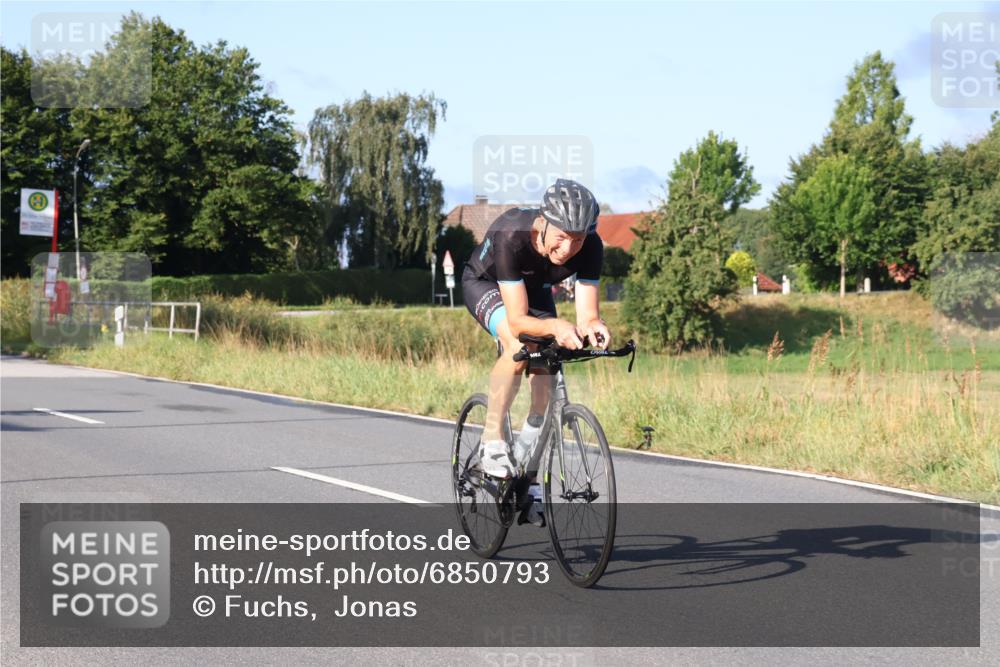 25.08.2024 - Elbe Triathlon Hamburg Fuchs,  Jonas http://msf.ph/oto/6850793 25.08.2024 09:14:10 Radfahren 137, 114, 163, 385, 271, 305, 175 meine-sportfotos.de