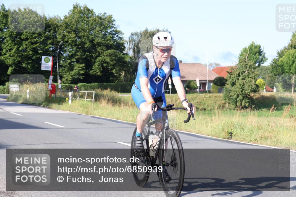 25.08.2024 - Elbe Triathlon Hamburg Fuchs,  Jonas http://msf.ph/oto/6850939 25.08.2024 09:14:17 Radfahren 385, 271, 305, 175, 239 meine-sportfotos.de