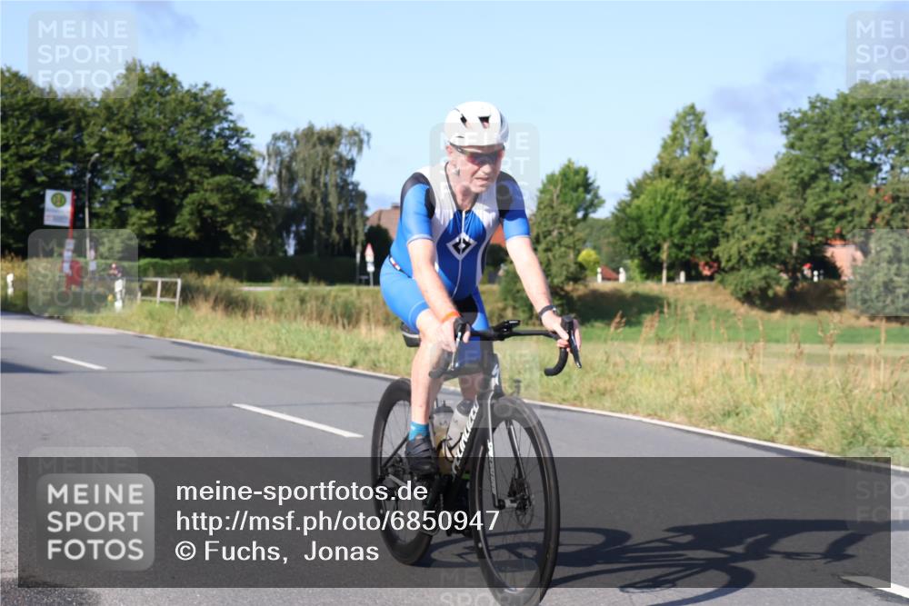 25.08.2024 - Elbe Triathlon Hamburg Fuchs,  Jonas http://msf.ph/oto/6850947 25.08.2024 09:14:17 Radfahren 385, 271, 305, 175, 239 meine-sportfotos.de